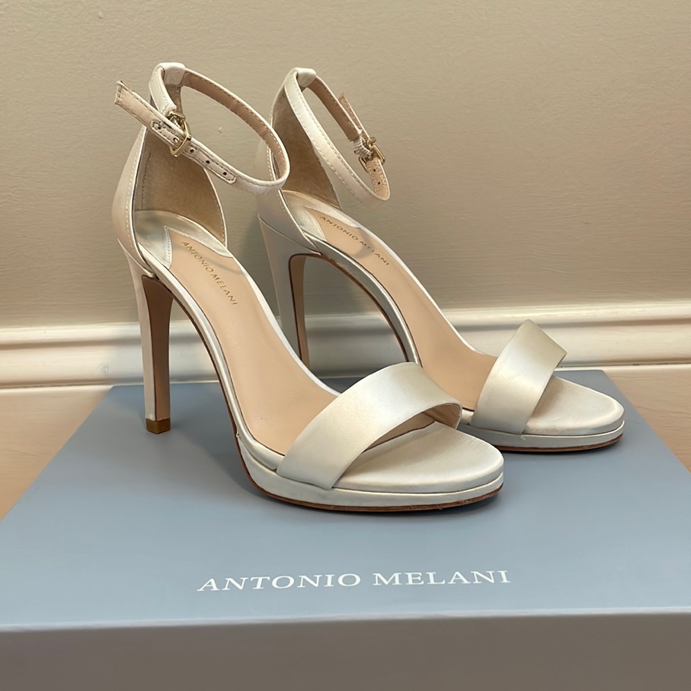 Antonio Melani White Satin Wedding Shoes Sz7 Never worn.